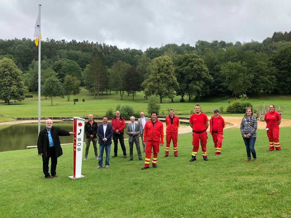DLRG, Tauchsportverband und Gemeinde Simmerath freuen sich über die Notrufsäule der Björn-Steiger-Stiftung, die jederzeit rasche Verbindung zu Rettungskräften herstellen kann. Foto: T. Förster