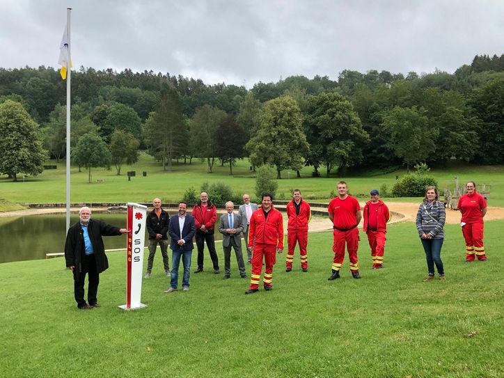 DLRG, Tauchsportverband und Gemeinde Simmerath freuen sich über die Notrufsäule der Björn-Steiger-Stiftung, die jederzeit rasche Verbindung zu Rettungskräften herstellen kann. Foto: T. Förster