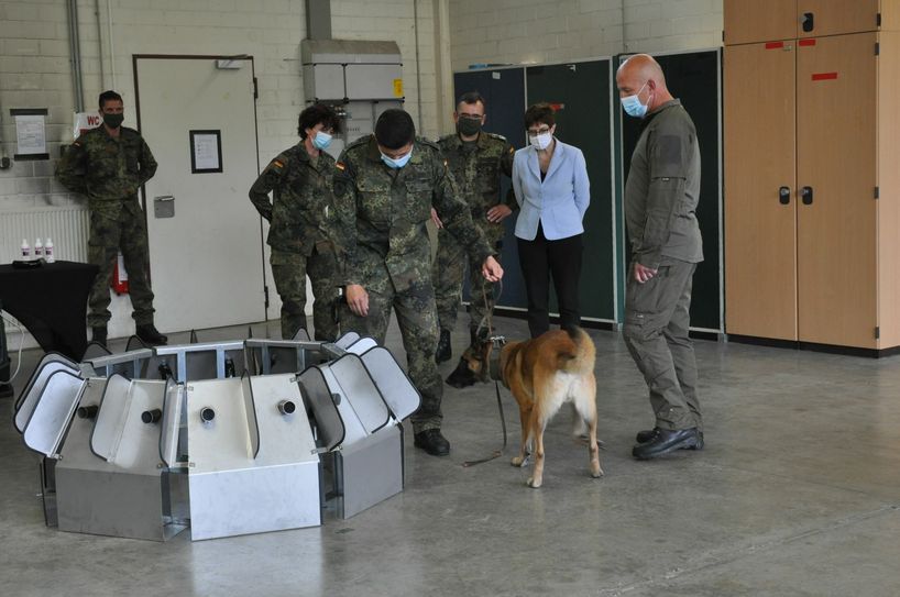 Bundesverteidigungsministerin Annegret Kramp-Karrenbauer informierte sich über das aktuelle Forschungsprojekt der Diensthundeschule der Bundeswehr, ob Hunde mit Corona infizierte Menschen "erschnüffeln" können.