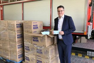 Städteregionsrat Dr. Tim Grüttemeier hofft auf einen reibungslosen Ablauf der ersten Schultage. 80.000 Alltagsmasken sollen an den Schulen dafür sorgen, dass Schülerinnen und Schüler, deren Maske defekt oder durchfeuchtet ist, nicht vom Unterricht ausgeschlossen werden müssen. Foto: Detlef Funken, StädteRegion Aachen