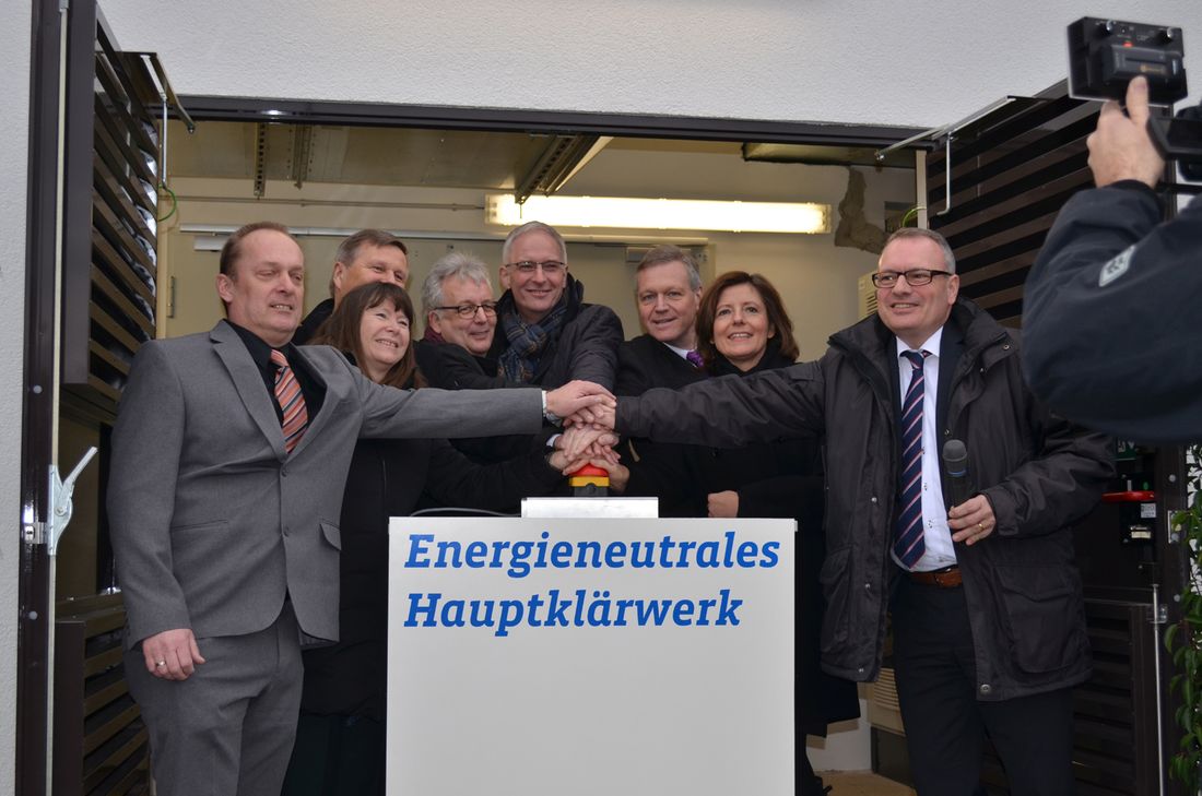 Gerd Herrmann (Leiter Klärwerk), Umweltministerin Ulrike Höfken, SGD-Präsident Dr. Ulrich Kleemann, Beigeordneter Andreas Ludwig, OB Wolfram Leibe, SWT-Vorstand Dr. Olaf Hornfeck, Ministerpräsidentin Malu Dreyer, SWT-Vorstand Arndt Müller Foto: Neumann