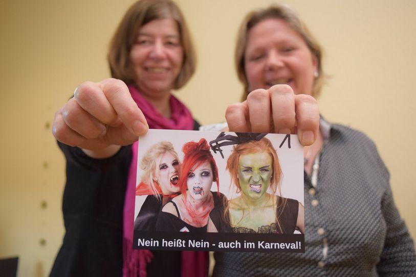 Ute Schreckenberg (l.) und Uschi Kurten beraten in Notfallsituationen. Foto: Breuer