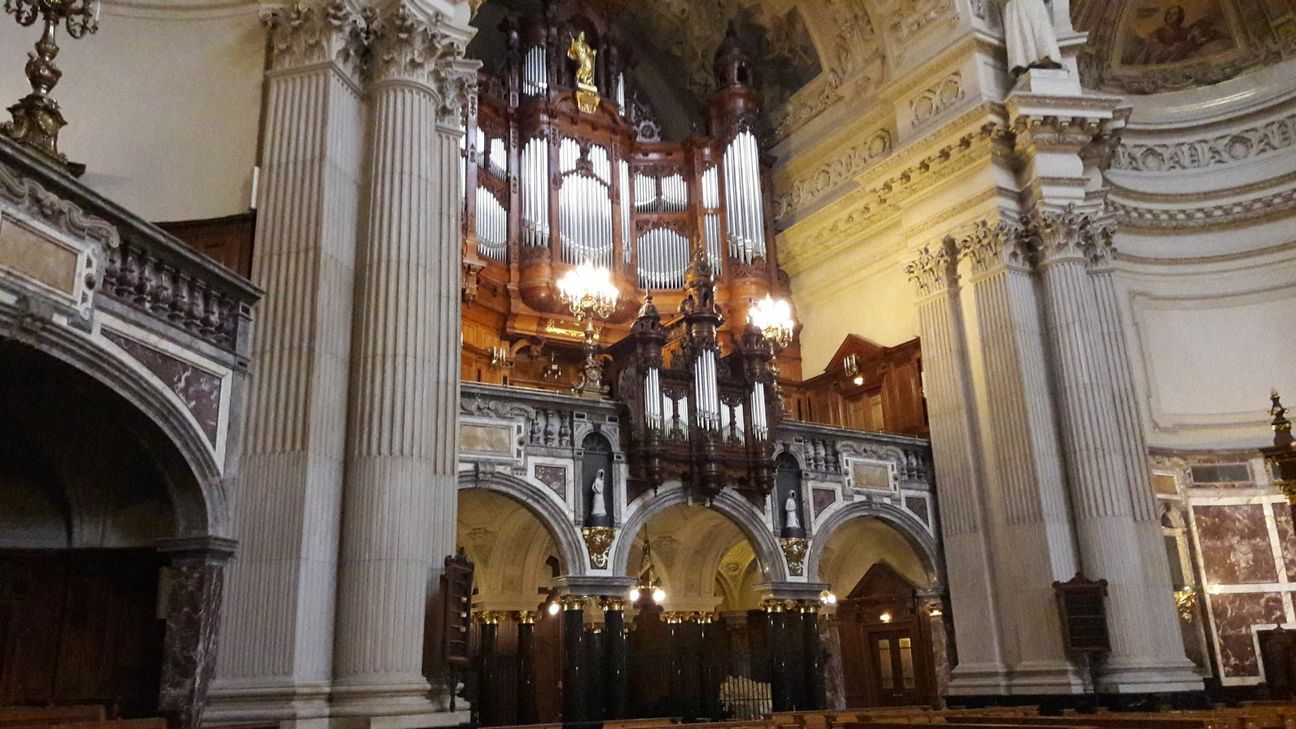 Berliner Dom. Hier muss man leise sein!
