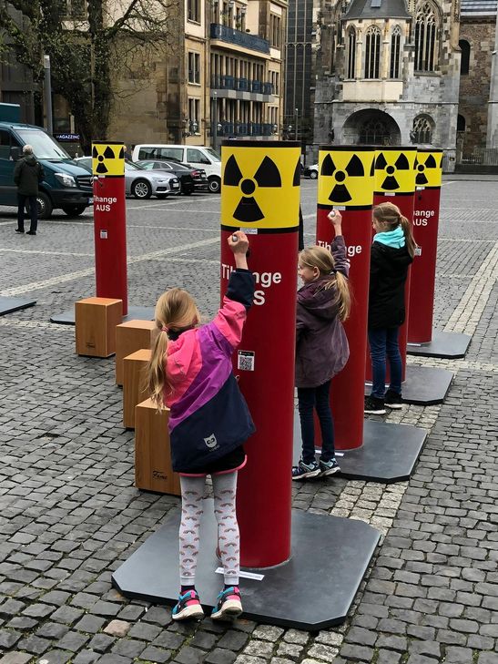 Diese Kinder protestieren symbolisch gegen das Atomkraftwerk »Tihange2«. Foto: T. Förster