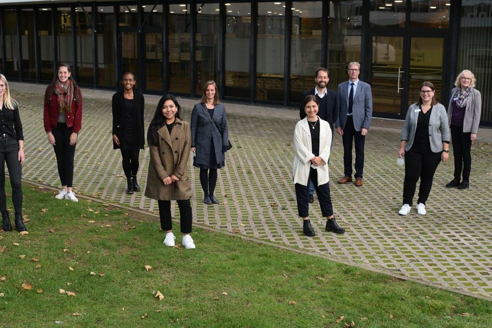 Landrat Günter Rosenke (re.) mit den Studierenden und Lehrenden der RWTH Aachen sowie Vertretern des »Bündnisses für Wohnen«. Foto: Scholl