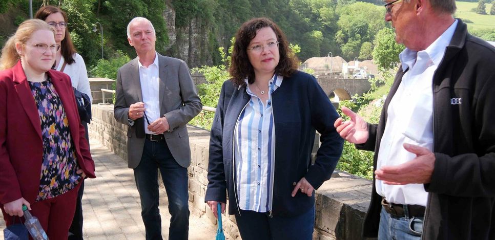 Andrea Nahles machte sich vor Ort ein Bild von der Lage im Ahrtal. Ins Gespräch kam sie dabei auch mit Helmut Lussi (rechts), Bürgermeister von Schuld, und Katharina Kläsgen (links).