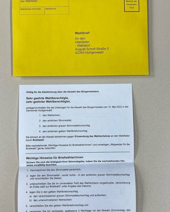 Der Wahlbriefumschlag über die Abstimmung zur Abwahl des Bürgermeisters ist hellgelb, nicht wie vielfach mitgeteilt hellrot.