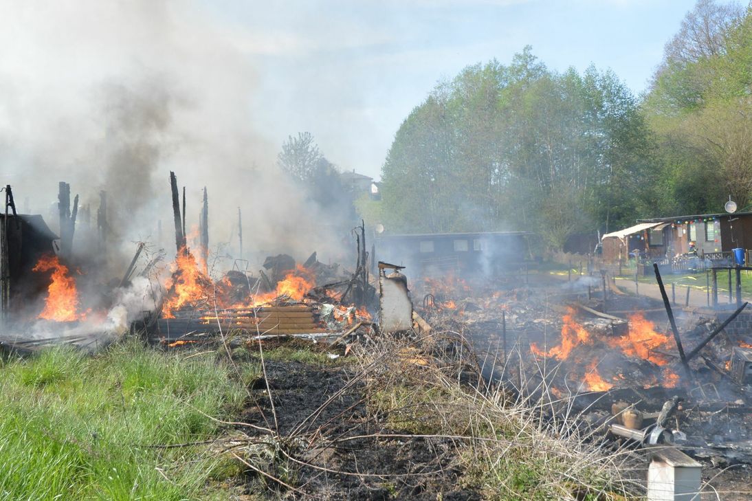Großer Schaden richtet das Feuer auf dem Campingplatz in Landkern am Ostermontag an. Fotos/Video: Zender