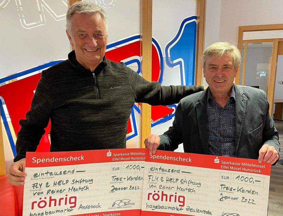 Hans Peter Röhrig (rechts) konnte wieder Spendenschecks an Reiner Meutsch für dessen Stiftung »Fly &amp; Help« überreichen.