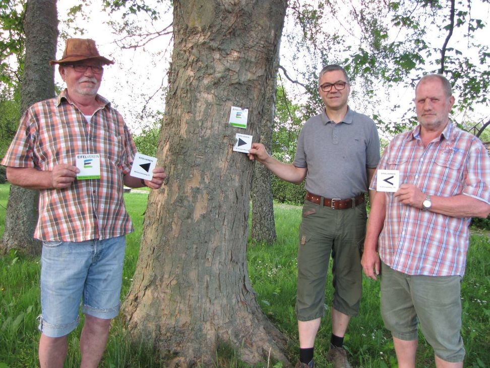 Die neuen Schilder sollen die Orientierung verbessern. Doch das bedeutet auch viel Arbeit für die Eifelverein-Ortsgruppen in der Region. Foto: Ale