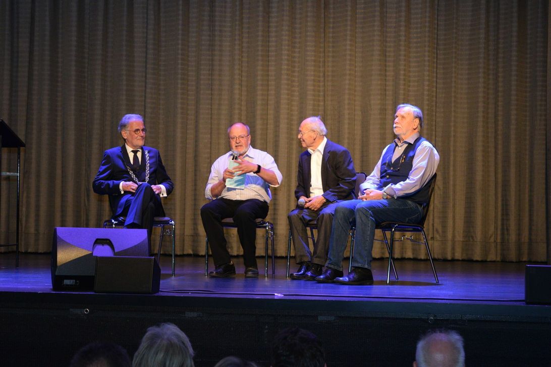 Dr. Uwe Friedl (li.), Ehrenbürger Dr. Theo Wattler (2.v.re.) und Hermann-Josef Kesternich (re.) in einer von Manfred Lang (2.v.li.) moderierten Gesprächsrunde.