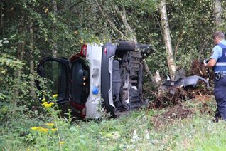 Ein Autofahrer hat laut Polizei am Montagnachmittag auf der K 102 bei Neuhütten einen Verkehrsunfall verursacht. Dabei raste er mit seinem Auto in ein Waldstück und musste aus seinem Wagen herausgeschnitten werden. Foto/Video: Agentur Siko