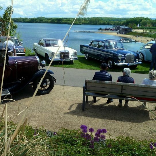 Unter dem Motto „Oldtimer, Gärten und Genuss“ stehen die 4. Garden Classics am Sonntag, 15. Mai im Seepark Zülpich. Die Rekordzahl von rund 330 historischen Fahrzeugen wird über den ganzen Park verteilt zu sehen und zu bestaunen sein.