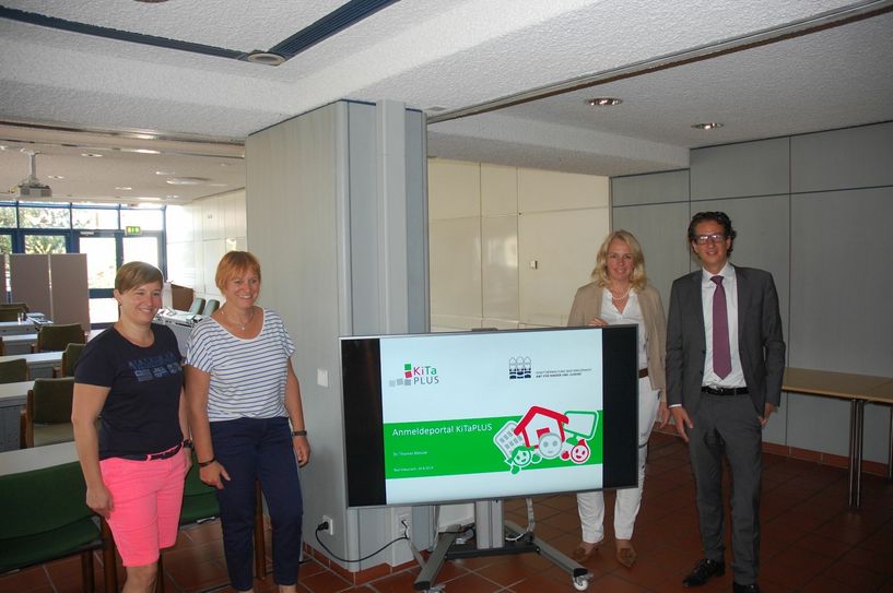 Dr. Thomas Mosiek (r.), Geschäftsführer BMS Consulting, erklärte im Gebäude der Stadtverwaltung die Funktionsweise von Kita!Plus. Foto: Leonard Kirschhöfer