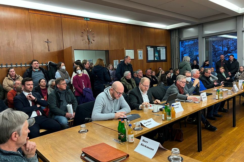 Selten war der Ratssaal in Monschau so gut besucht, wie bei der Sondersitzung der Verbandsversammlung des Schulverbandes. Foto: Britta  Scheffen