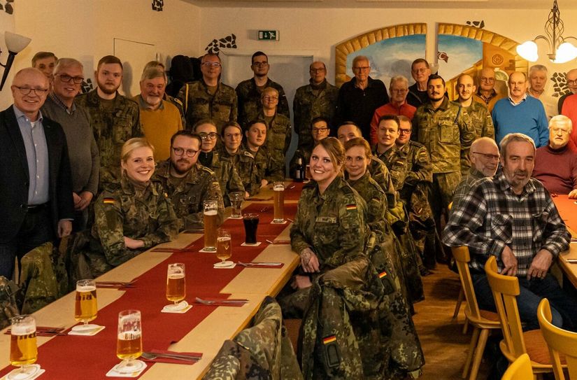 Dank für den freiwilligen Einsatz: Die Kameradinnen und Kameraden des Sanitätsregiments 2 und die freiwilligen Helferinnen und Helfer aus der Zivilbevölkerung trafen sich im Gasthaus "Tenne" in Oppenhausen zum Essen.