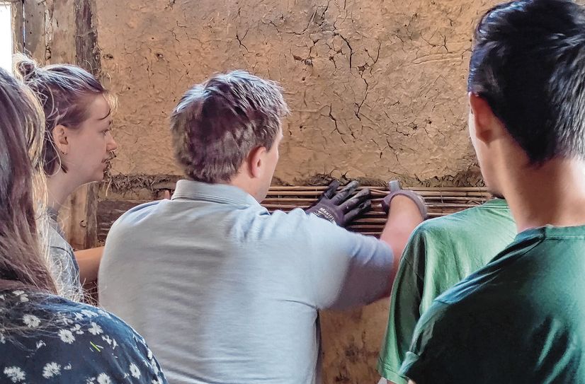 Ein Lehmbauseminar führte Architektur-Studenten der FH Aachen ins Viertelhaus nach Monschau.