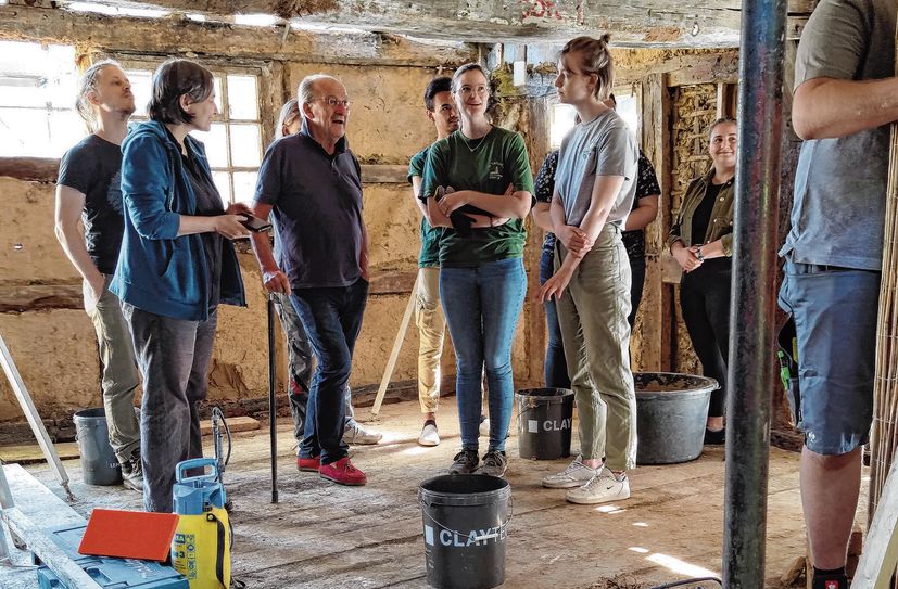 Ein Lehmbauseminar führte Architektur-Studenten der FH Aachen ins Viertelhaus nach Monschau.