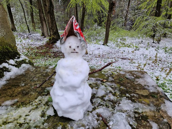 Ein kleiner Schneemann mitten im April.