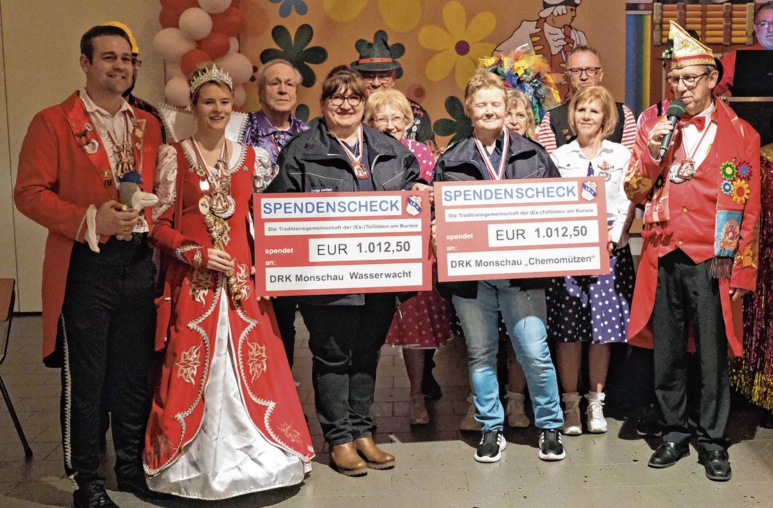 Amtierende und ehemalige Tollitäten vom Rursee spenden 2025 Euro an zwei DRK-Initiativen.