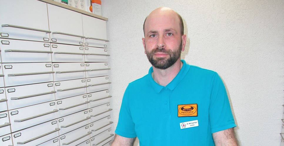 Auch Dr. rer. nat. Michael Bur ist beim Streiktag am 14. Juni aus Überzeugung dabei: Leere Medikamentenfächer, stundenlange, kostenlose Recherchen, um lebenswichtige Medikamente zu besorgen, Mangel an Fachpersonal, Bürokratieberge und dazu unkalkulierbare Haftungsfragen etc. - bei seit 2004 eingefrorenem und seit 1. Feb. gekürztem Honorarsystem - machen auch ihm das Leben schwer.