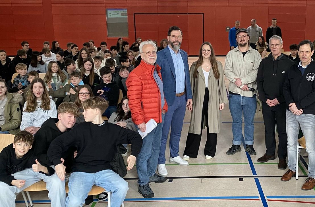 Die Bildungsveranstaltung Energievision begeisterte (v.l.): Traben-Trarbachs Stadtbürgermeister Patrice-Christian-Roger Langer, Westenergie-Kommunalmanager Christian Nathem, Westenergie-Mitarbeiterin Theresa Knod, die Multivision-Moderatoren Max Menkenhagen und Stefan Simonis sowie der Schulleiter des Gymnasium Traben-Trarbach, Jochen Wiedemann.