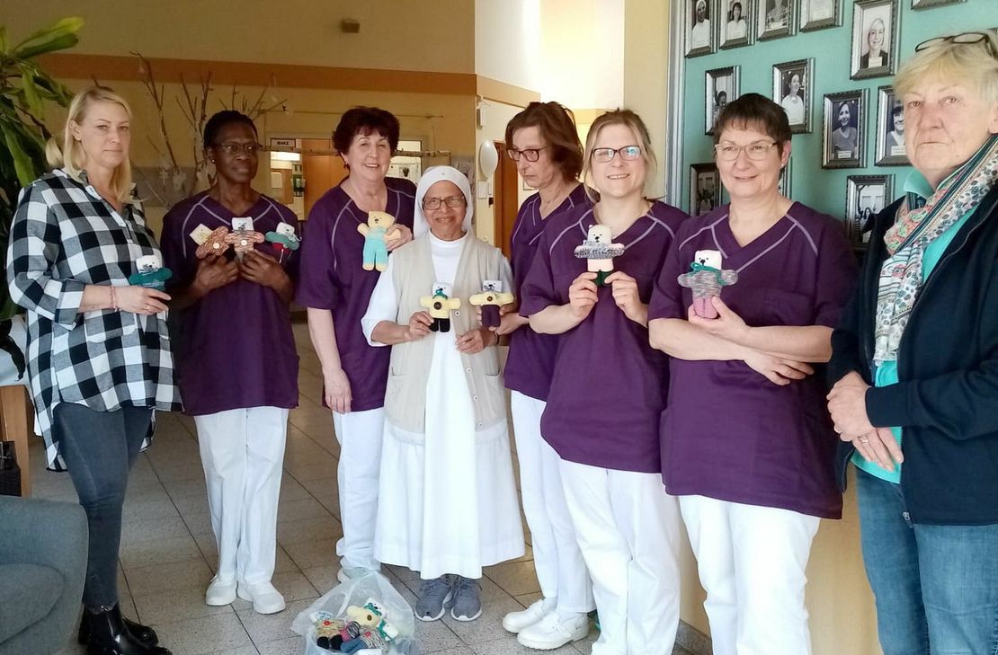 Sie creuten sich über die neuen "Tröstebärchen" im Mechernicher Hospiz Stella Maris: (v. l.) Pflegedienstleiterin Verena Izzo, Jennifer Wielspütz, Adelheid Beyer, Schwester Rose vom Ordo Communionis in Christo, Ingrid Brehm-Möbus, Vanessa Hermes und Marion Mies. Mitgebracht hatten die flauschigen Trostspender Dorothee Böhler und eine weitere Vertreterin (r.) des Spender-Strickkreises aus Euskirchen.
