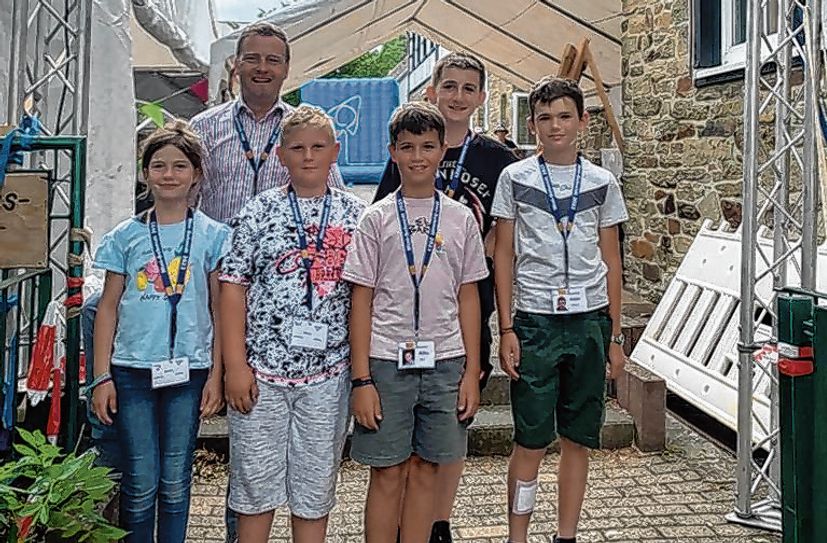 »Mini-Schmidt« wird von Adam Offermann (rechts) regiert, der sich mit Nideggens Bürgermeister Marco Schmunkamp und seinem Stadtrat über künftige Aufgaben austauschte.