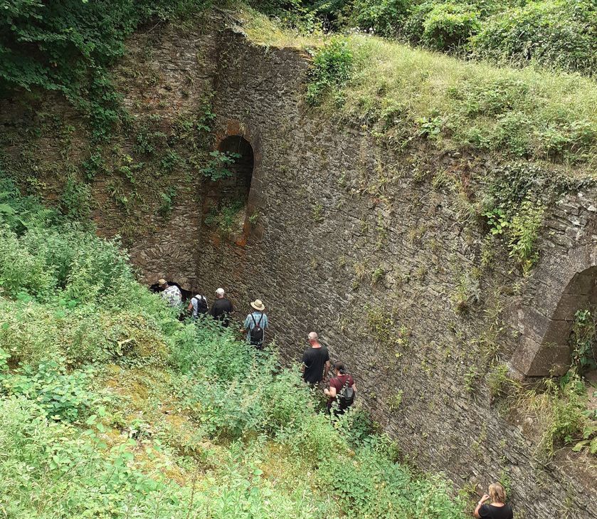 Führung in der Festungsruine Mont-Royal.