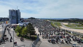 Tausende Motorradfahrer bilden beim Motorrad-Saisonauftakt „Anlassen“ den traditionellen Korso über die Nordschleife – ein emotionaler Höhepunkt für die gesamte Zweirad-Community.