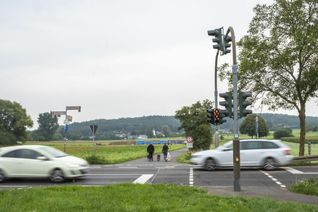 Die Baumaterialien liegen in der Ferne schon bereit. Der Abzweig vom Mechernicher Weg zum Sportplatz wird voll gesperrt, weil die Straße für die künftige Feuerwache ausgebaut wird.