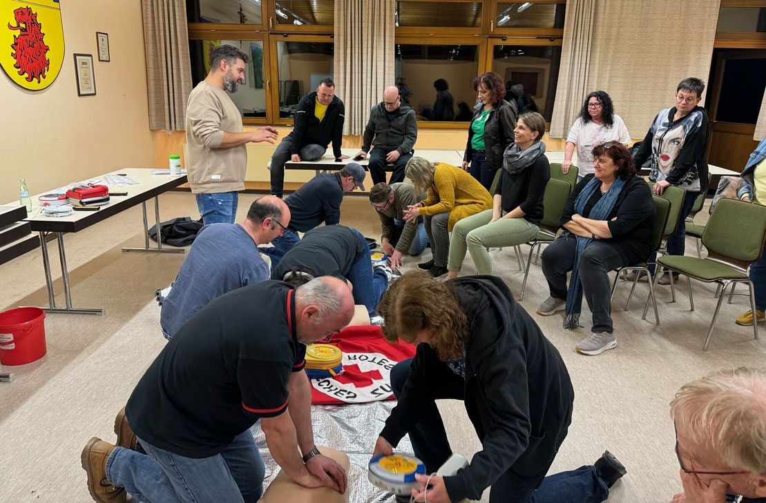 Für den Notfall ist bei der Firma Elektro Schares in Bickendorf (Außenbereich zur Straße hin) ein Defibrillator stationiert.
