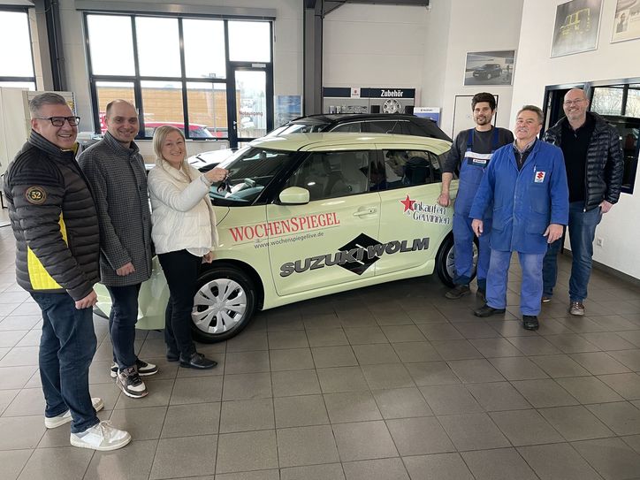 Bei der Fahrzeugübergabe (v.l.): Jürgen Nett (MY-Gemeinschaft), Andreas Persie WochenSpiegel), Natscha Grisuhevic, Christian Wölm, Günter Wölm (Autohaus Wölm) und Dr. Wolfgang Schlags (MY-Gemeinschaft).