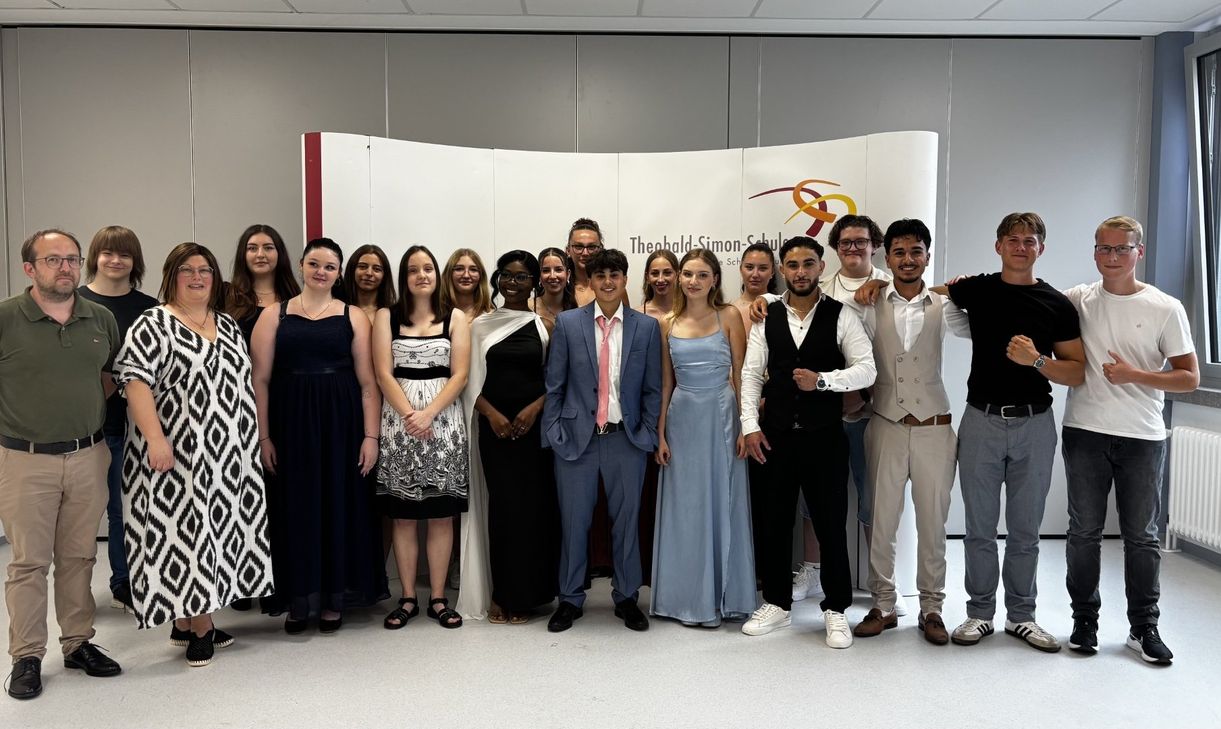 Die Abschlussklassen des Schuljahrs 2025 der Theobald-Simon-Schule, BBS Bitburg.