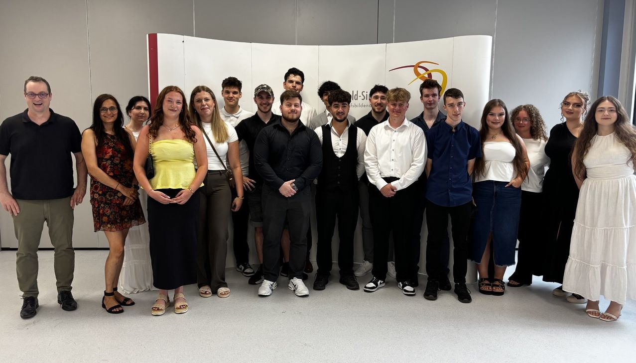 Die Abschlussklassen des Schuljahrs 2025 der Theobald-Simon-Schule, BBS Bitburg.