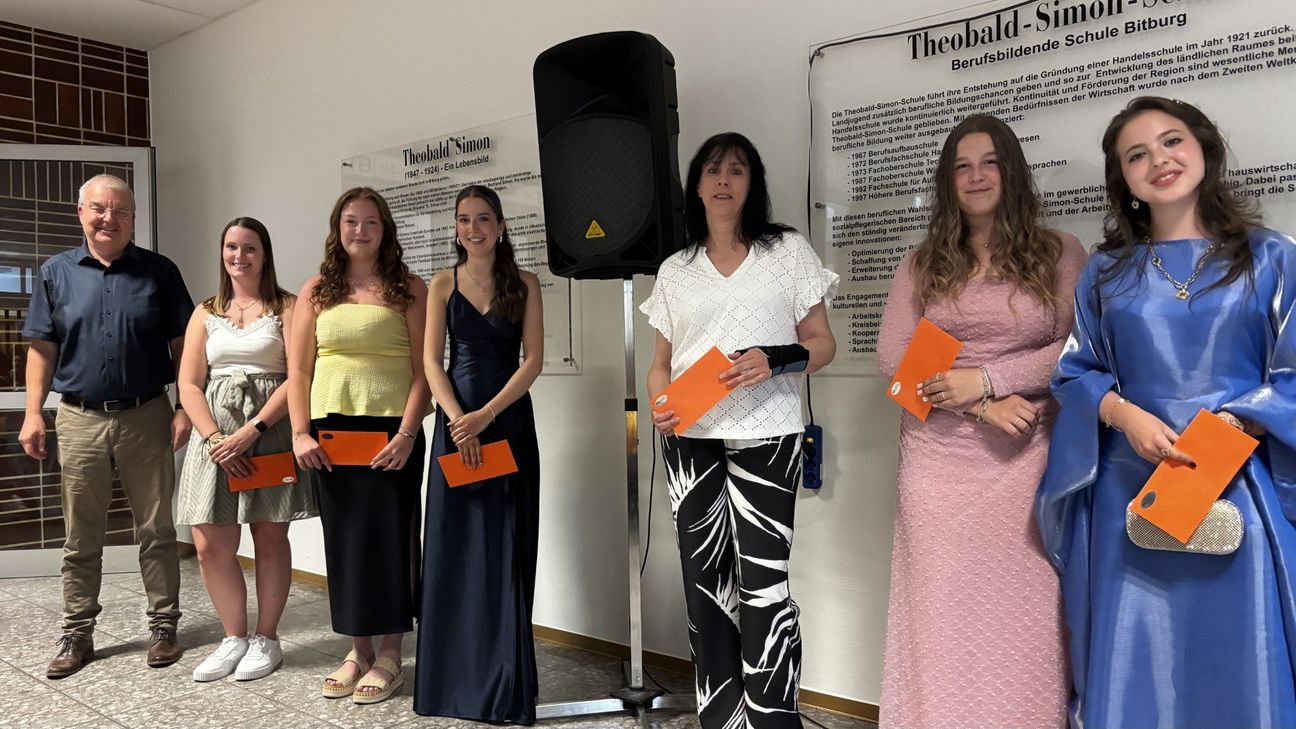 Die Abschlussklassen des Schuljahrs 2025 der Theobald-Simon-Schule, BBS Bitburg.