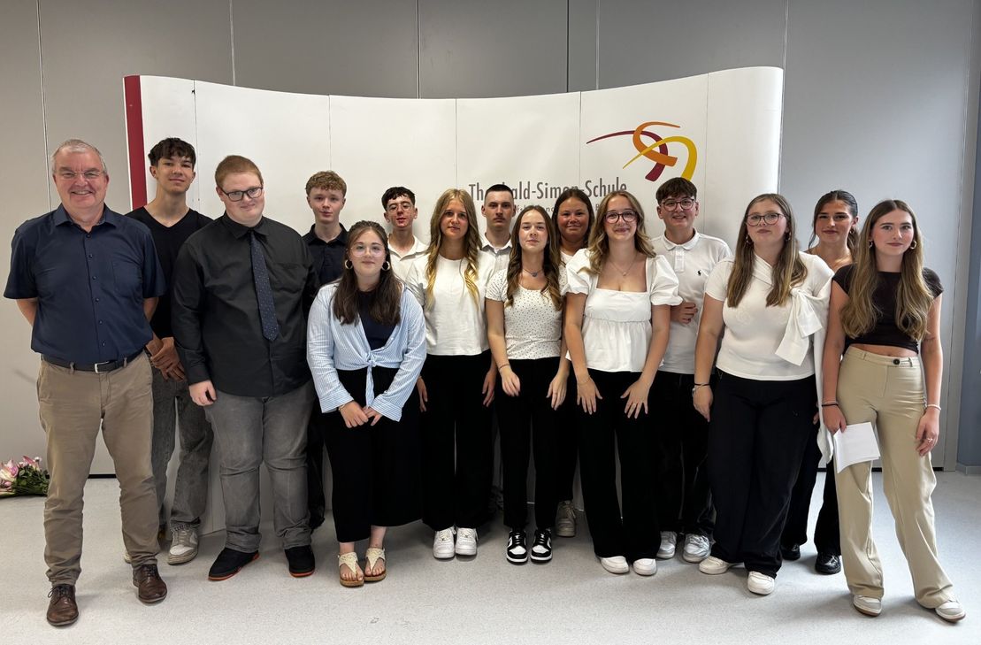 Die Abschlussklassen des Schuljahrs 2025 der Theobald-Simon-Schule, BBS Bitburg.