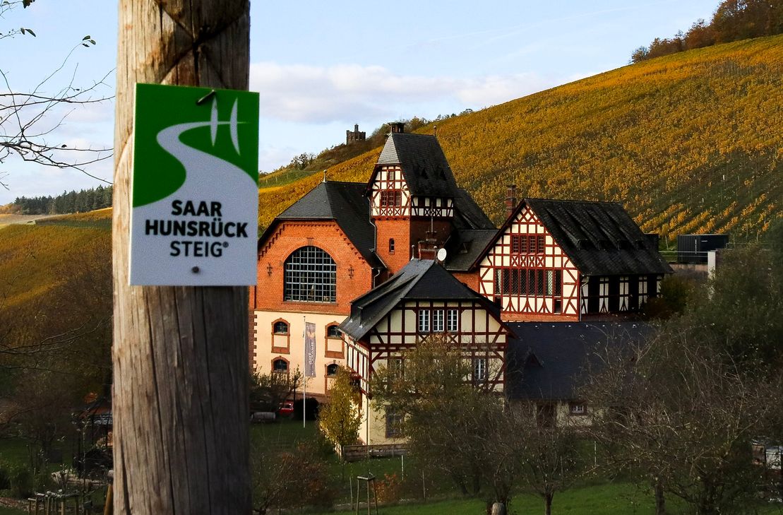 Auf rund sieben Kilometern führt die neue Route vom Heidenkopf, vorbei an Tarforst, ins Aveler Tal – entlang der imposanten Weinbaudomäne Gut Avelsbach (Foto) – und endet am Trierer Hauptbahnhof.