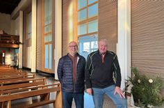 Bernhard Haas (l.) und Johannes Foemer sind zufrieden mit dem Umbau in St. Mokka: Harmonisch bettet sich die Holz- und Glasfassade des neuen Pfarrzentrums in die Schmidter Pfarrkirche ein. So ist das Seitenschiff vom Chorraum getrennt, kann aber auch gemeinschaftlich genutzt werden. Eingeweiht werden soll es am Sonntag, 25. Januar, mit Gottesdienst und Umtrunk.