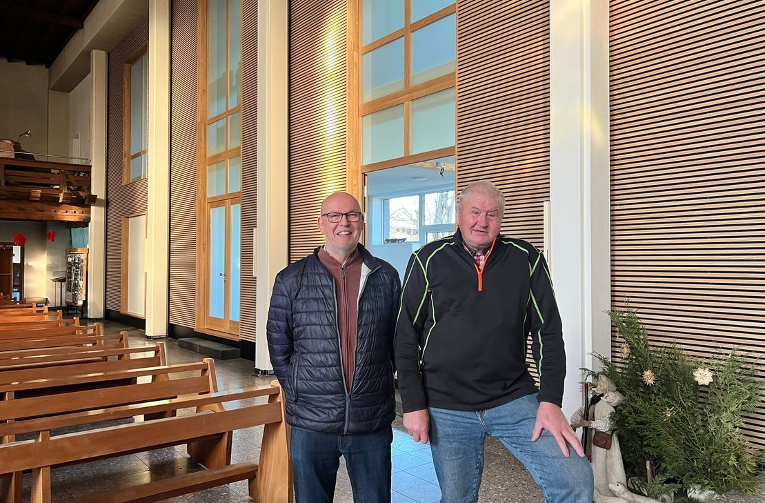 Bernhard Haas (l.) und Johannes Foemer sind zufrieden mit dem Umbau in St. Mokka: Harmonisch bettet sich die Holz- und Glasfassade des neuen Pfarrzentrums in die Schmidter Pfarrkirche ein. So ist das Seitenschiff vom Chorraum getrennt, kann aber auch gemeinschaftlich genutzt werden. Eingeweiht werden soll es am Sonntag, 25. Januar, mit Gottesdienst und Umtrunk.