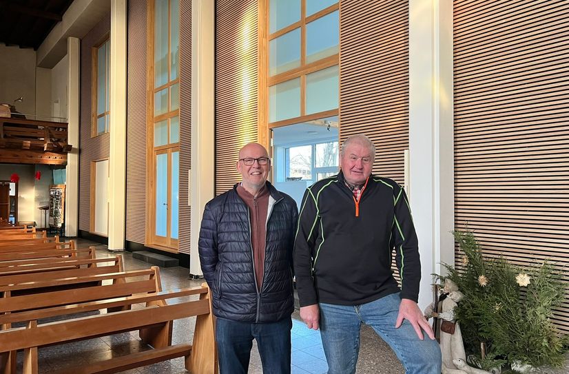 Bernhard Haas (l.) und Johannes Foemer sind zufrieden mit dem Umbau in St. Mokka: Harmonisch bettet sich die Holz- und Glasfassade des neuen Pfarrzentrums in die Schmidter Pfarrkirche ein. So ist das Seitenschiff vom Chorraum getrennt, kann aber auch gemeinschaftlich genutzt werden. Eingeweiht werden soll es am Sonntag, 25. Januar, mit Gottesdienst und Umtrunk.
