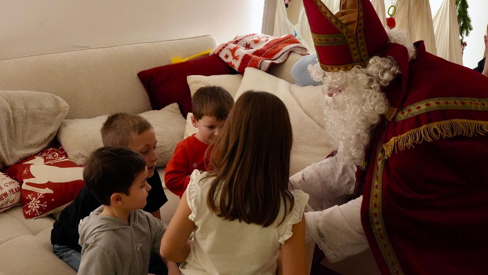 Florian Blaes in dem Gewand des Heiligen Bischofs von Myra besucht seit 15 Jahren die Familien der Region.