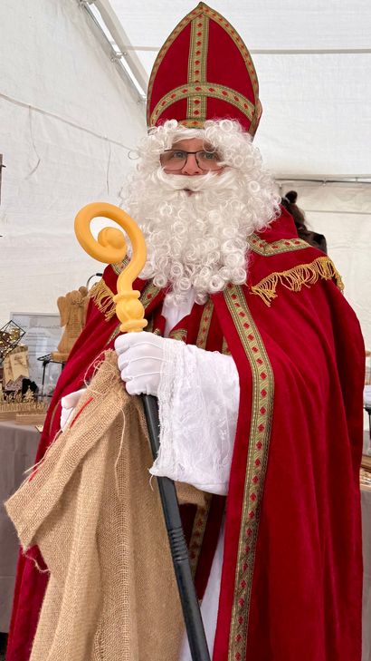 Florian Blaes in dem Gewand des Heiligen Bischofs von Myra.