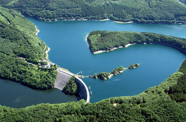 Die Urfttalsperre kann wieder besichtigt werden. Hin kommt man mit der Rurseeschifffahrt über den Obersee, zu Fuß oder mit dem Rad von Rurberg oder dem Kermeterparkplatz aus. Außerdem wird auch ein etwa halbstündiger Shuttle-Bus Interessierte vom Parkplatz Schwammenauel angeboten.