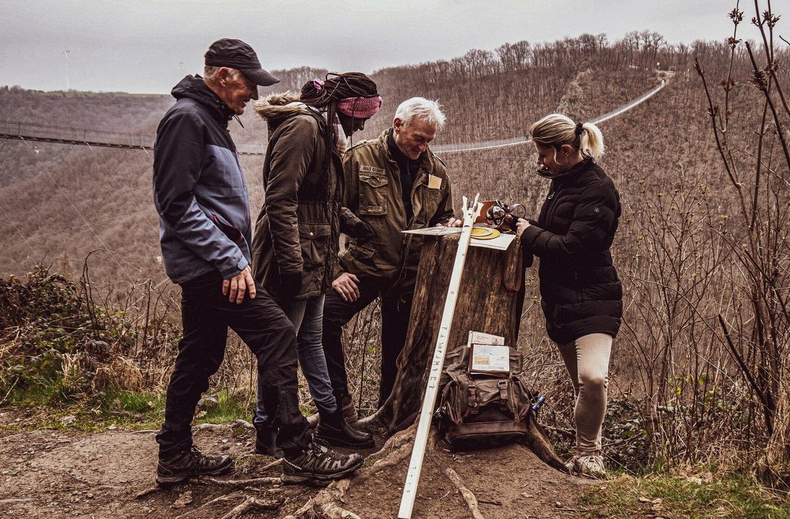Die Geierlay ist um eine Attraktion reicher. Rund um die Hängeseilbrücke wurde der Outdoor-Escape-Walk »Der Schatz der fünf Wächter« ins Leben gerufen.