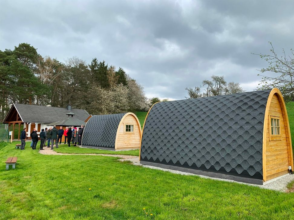 Vor der Sitzung besichtigten die LAG-Mitglieder die neuen Campingpods in Gehlweiler - ein bereits abgeschlossenes LEADER-Projekt.