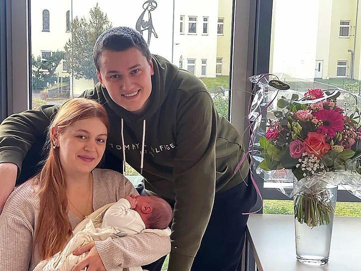 Die kleine Linn und die stolzen Eltern Nina und Timo Brüders.