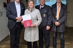 Innenminister Michael Ebling überreicht den Förderbescheid an Landrätin Julia Gieseking, BKI Markus Keppler und Abteilungsleiter Günter Willems (von links).