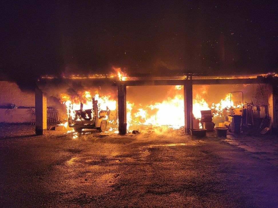 Größter Feuerwehreinsatz war der Brand zweier Garagen zwischen Neustraße und Pfützenstraße kurz nach Mitternacht.