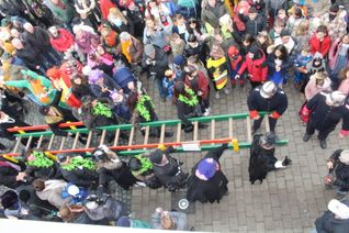 Die Möhnen rüsten zum Sturm auf das Wittlicher Rathaus.